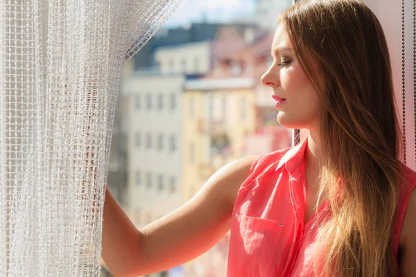Pencereden bakarak, rahatlatıcı bir kadın — Stok fotoğraf