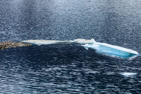 氷の川や湖の水、青い背景の断片 — ストック写真