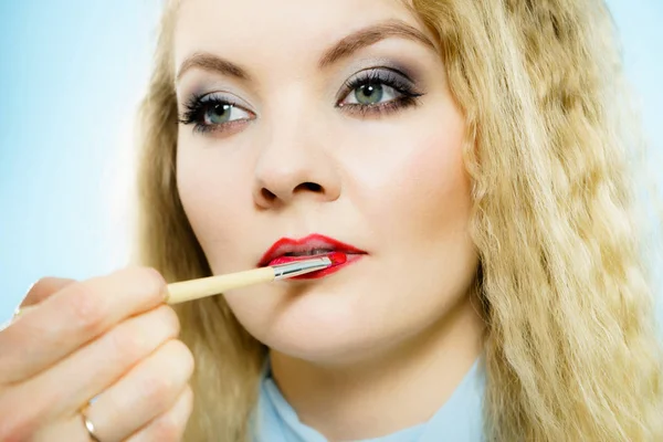 Applying lipstick on fashion model lips — Stock Photo, Image