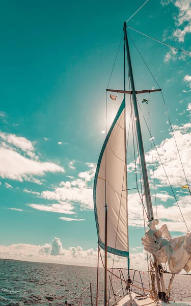 Yachting op zeilboot tijdens zonnig weer — Stockfoto