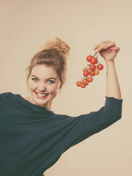 Mujer sosteniendo tomates cherry frescos —  Fotos de Stock