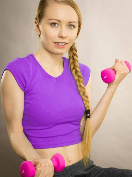 Adolescente haciendo ejercicio en casa con mancuerna — Foto de Stock