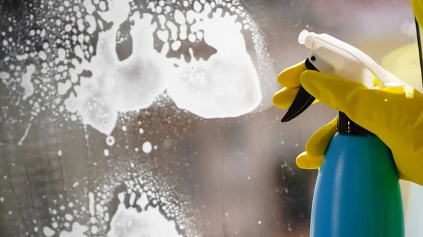 Person spraying window cleaning detergent — Stock Photo, Image