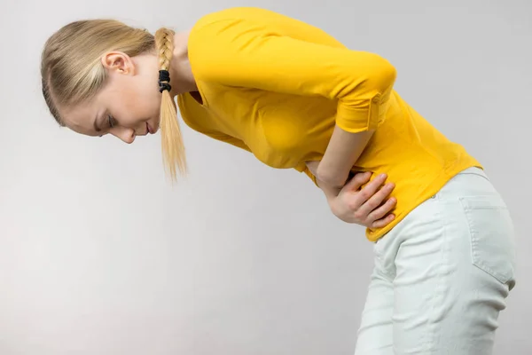 Vrouw gevoel maag krampen houden haar buik — Stockfoto