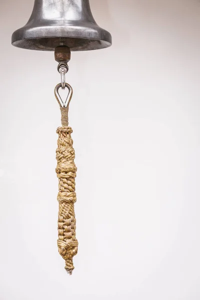 Старомодный медный колокол с веревкой — стоковое фото