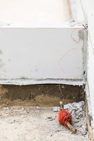 Red de cuerdas en palo, nivel de espíritu —  Fotos de Stock