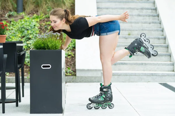 Mujer joven montando patines — Foto de Stock