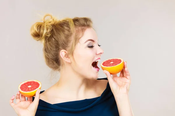 Щаслива усміхнена жінка тримає червоний грейпфрут — стокове фото
