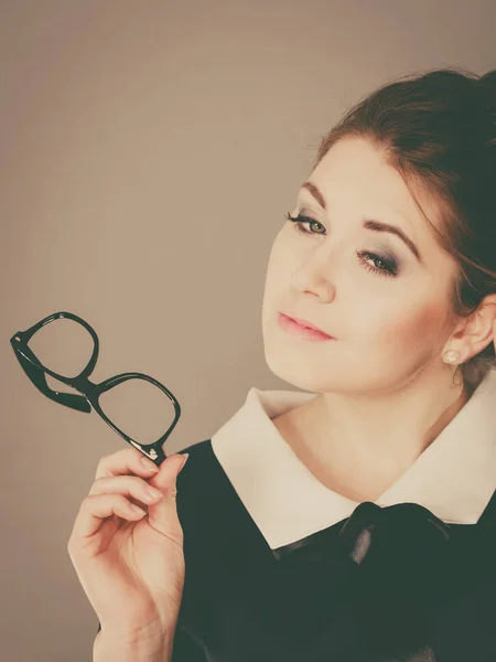 Mujer de negocios tocando sus ojos cansados —  Fotos de Stock