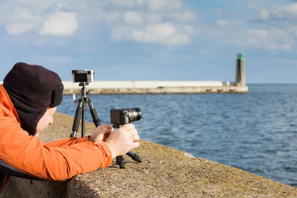 Homem tirando fotos na costa — Fotografia de Stock