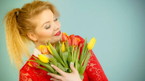 Mooie vrouw met rode gele tulpen bos — Stockfoto