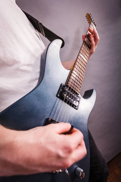 Close-up van de mens spelen op gitaar — Stockfoto