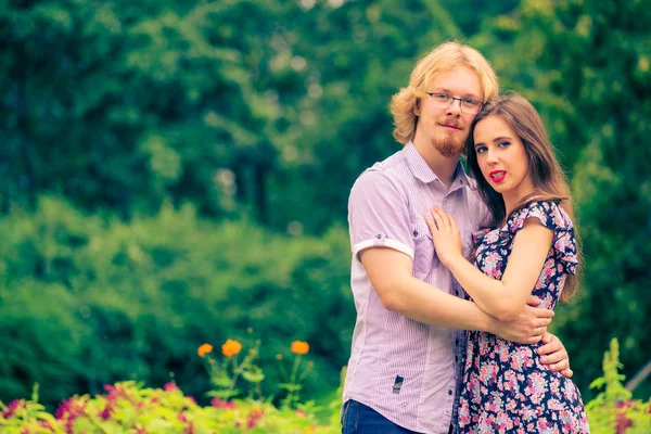 Casal feliz ao ar livre . — Fotografia de Stock