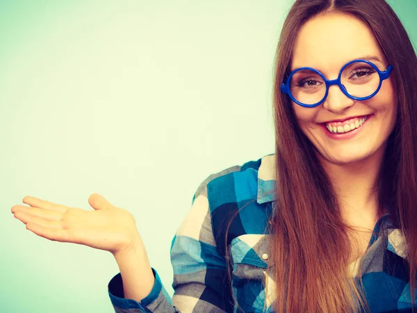 Mutlu gülümseyen nerdy kadın tuhaf gözlüklü — Stok fotoğraf