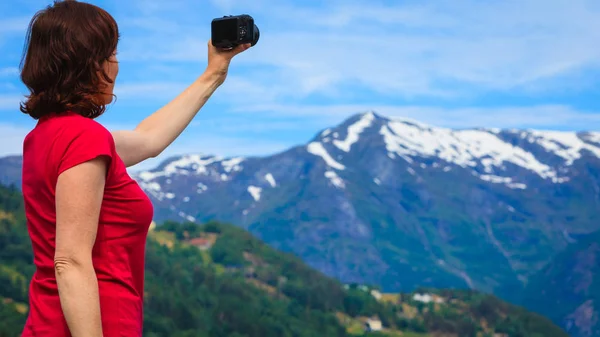 Turistfoto vid norska fjorden — Stockfoto