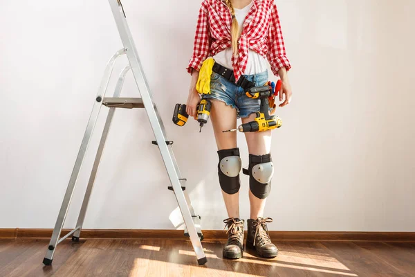 Жінка з ремонтними інструментами і драбиною — стокове фото
