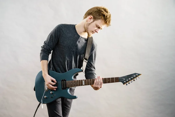 Jeune homme jouant de la guitare électrique — Photo