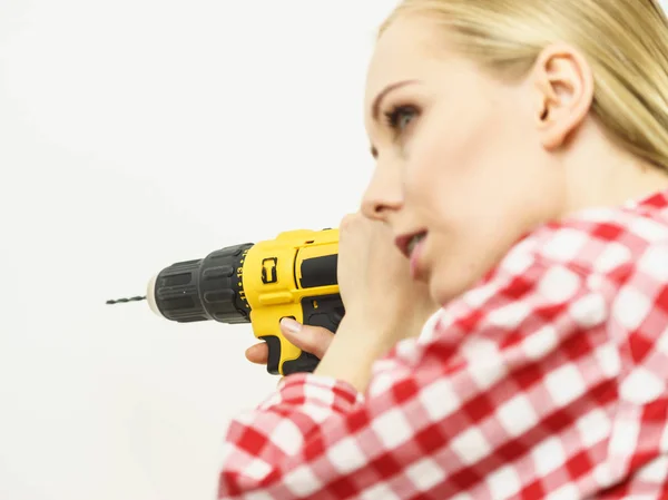 Frau bohrt in Wand — Stockfoto