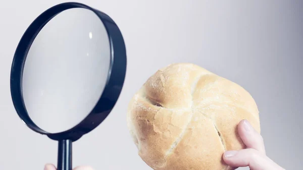 Topuz ekmek rulo ve Büyüteç camı — Stok fotoğraf