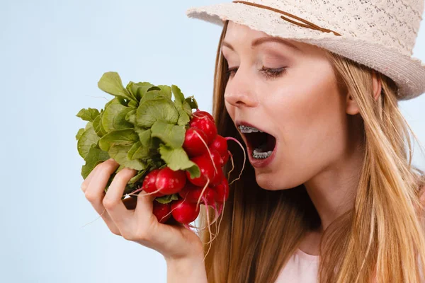 Mujer feliz mordiendo rábano — Foto de Stock