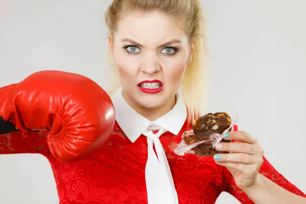 Γυναίκα εγκιβωτίζοντας σοκολάτα cupcake — Φωτογραφία Αρχείου