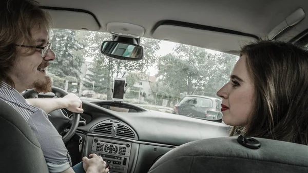 Homem e mulher no carro — Fotografia de Stock