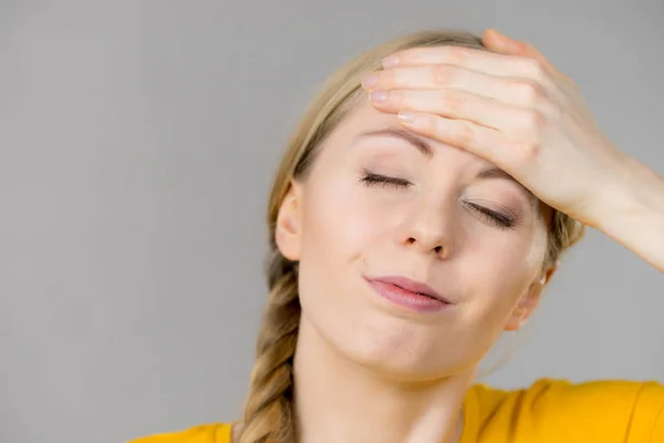 Γυναίκα έχοντας πόνο στο κεφάλι — Φωτογραφία Αρχείου