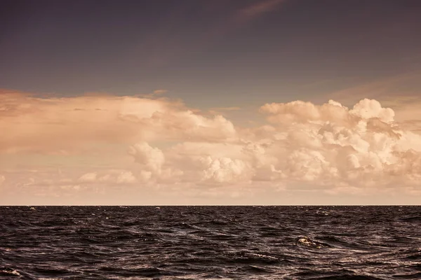 Горизонт заката Балтийского моря и облачное небо — стоковое фото