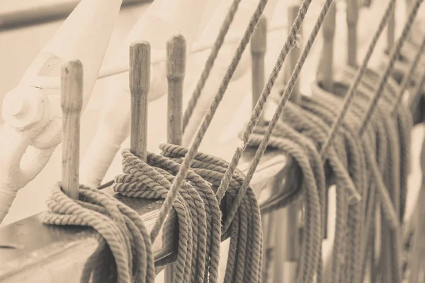 Ouderwetse haven marina zeilboot touwen — Stockfoto