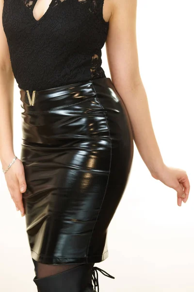 Žena nosí kožené latexové sukně. — Stock fotografie