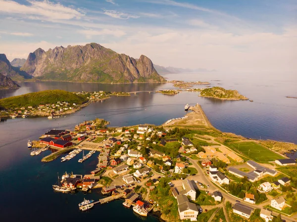 Fjord a hory krajina. Lofoten ostrovy Norska — Stock fotografie