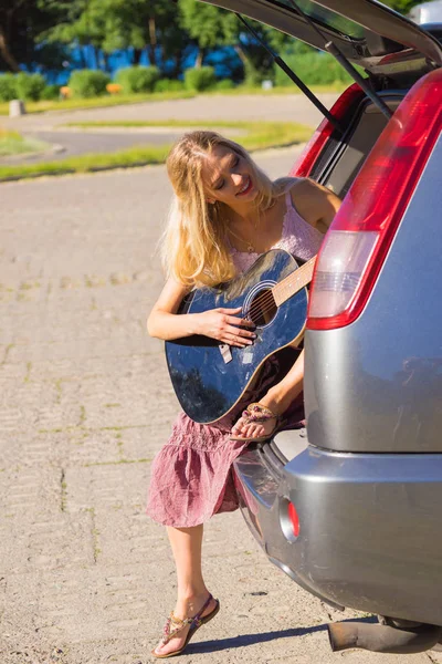 Hippie donna suonare la chitarra in auto van — Foto Stock