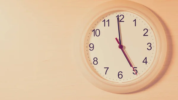 Orologio ticchettio che mostra cinque ore — Foto Stock