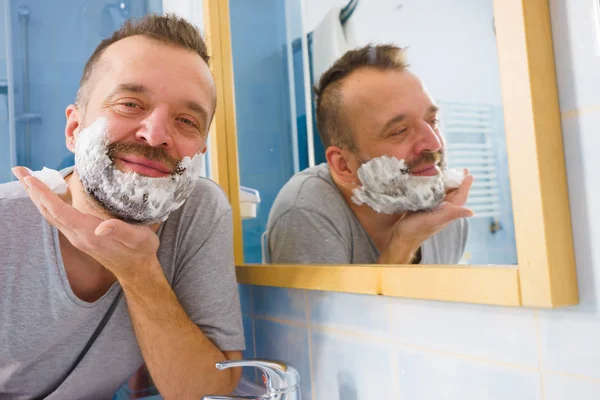 Guy rasant sa barbe dans la salle de bain — Photo