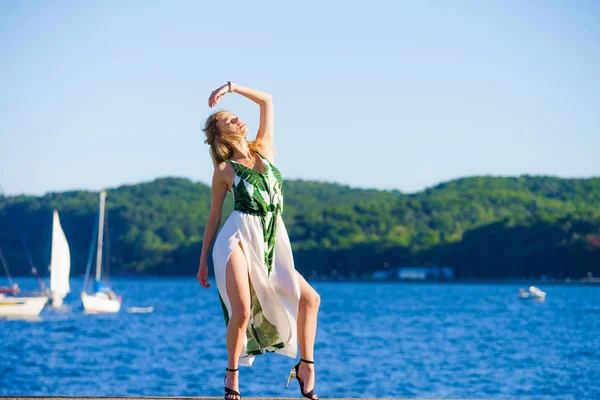 Mulher no verão vestido longo contra o mar — Fotografia de Stock