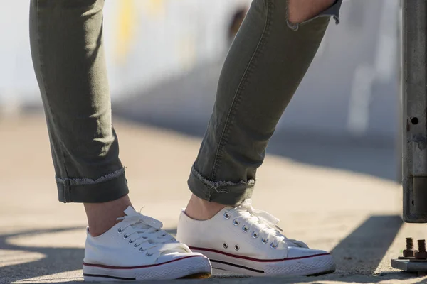 Kvinna som bär vita sneakers — Stockfoto