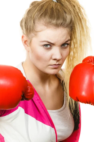 Donna che indossa guanti da boxe — Foto Stock