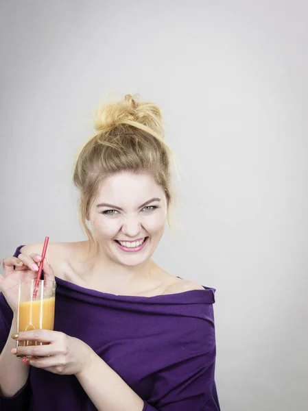 Happy woman holding fresh orange juice — Stock Photo, Image