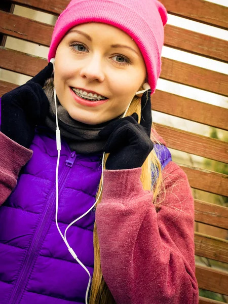 Mujer con ropa deportiva ejercitándose al aire libre durante el otoño —  Fotos de Stock