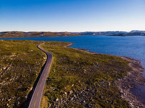 Дорога через плато Хардангервидда, Норвегия. Вид с воздуха . — стоковое фото
