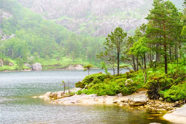 Dağlar, Norveç taş peyzaj göl — Stok fotoğraf