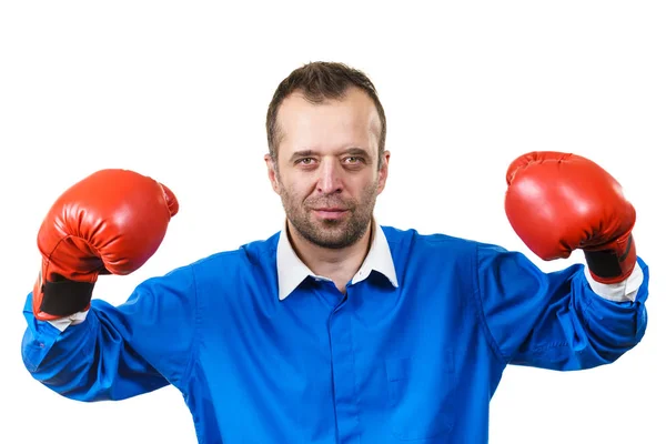 Volwassen man dragen van bokshandschoenen — Stockfoto