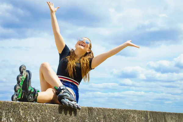 Fit menina com patins ao ar livre — Fotografia de Stock