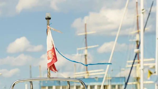 Флаг Польши, размахивающий на яхте — стоковое фото