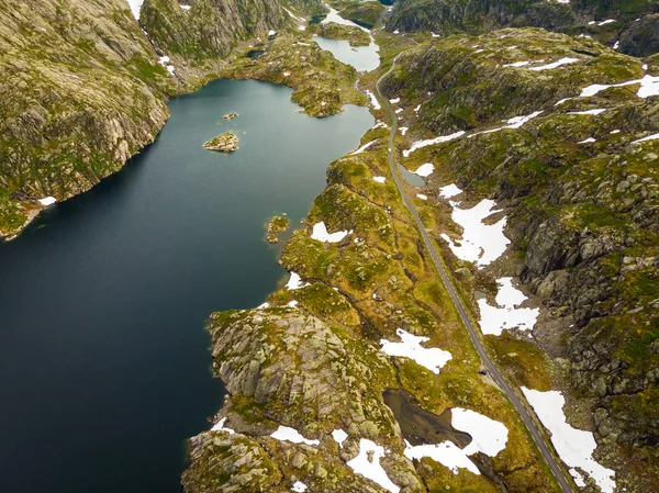 Vista aérea. Estrada e lagos em montanhas Noruega — Fotografia de Stock