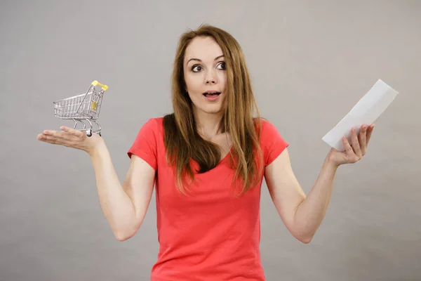 Vrouw met boodschappenlijstje en kar — Stockfoto