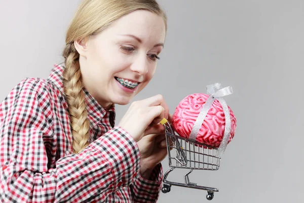 Mujer sosteniendo carrito de compras con cerebro —  Fotos de Stock