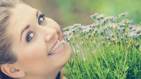 Woman smelling flowers — Stock Photo, Image