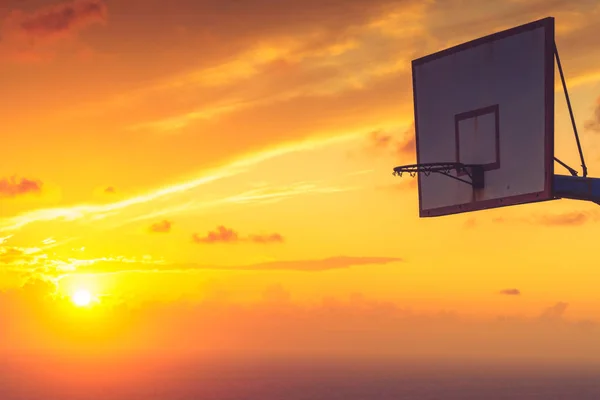 Basketballkorb gegen den Abendhimmel — Stockfoto