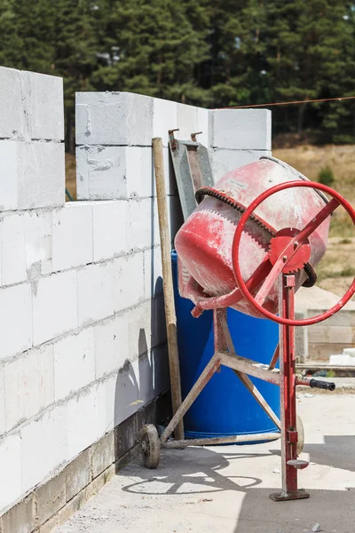 Máquina misturadora de concreto no canteiro de obras — Fotografia de Stock